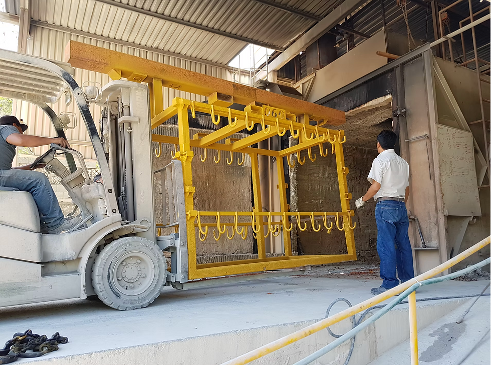 Imagen de montacargas con racks para decapado