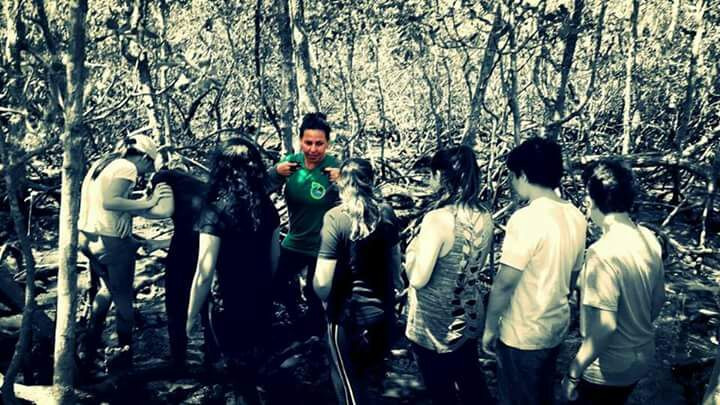 Comunitária e monitora ambiental, Noeli Neves acompanha um grupo de estudantes no manguezal do Parque Estadual da Ilha do Cardoso.