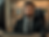 Ein Mann mit Headset ist traurig und hat die Augen weit geöffnet.