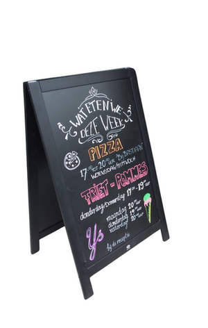 A-bord met reclame voor pizza's en ijs