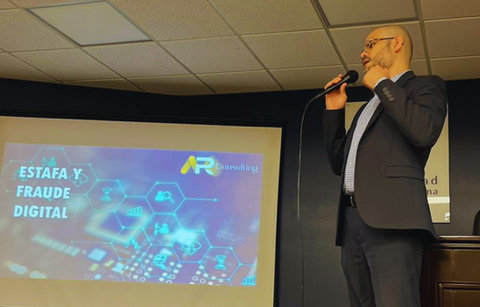 Miguel Arguello hablando a estudiantes sobre Estafa y fraude digital