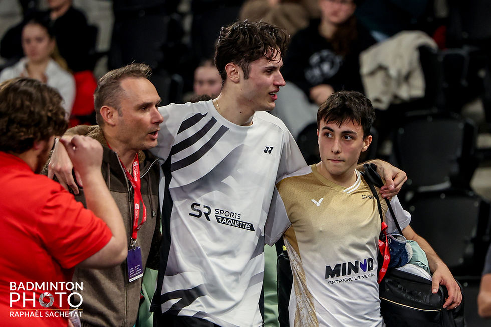 Yohan Barbieri, sort sur blessure, aidé par son adversaire Arthur Wakhevitsch