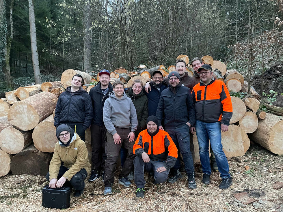 Kettensägenführer der Drogenhilfe Weitblick bei der Arbeit im Wald. Präzision und Sicherheit bei der Fällung von Bäumen.