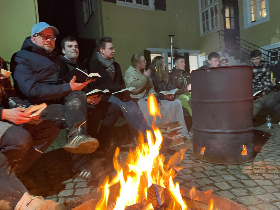 Aufgestapeltes Brennholz als Ergebnis der Arbeit der Gefährdetenhilfe Weitblick. Strukturierte Lagerung für die kalte Jahresz