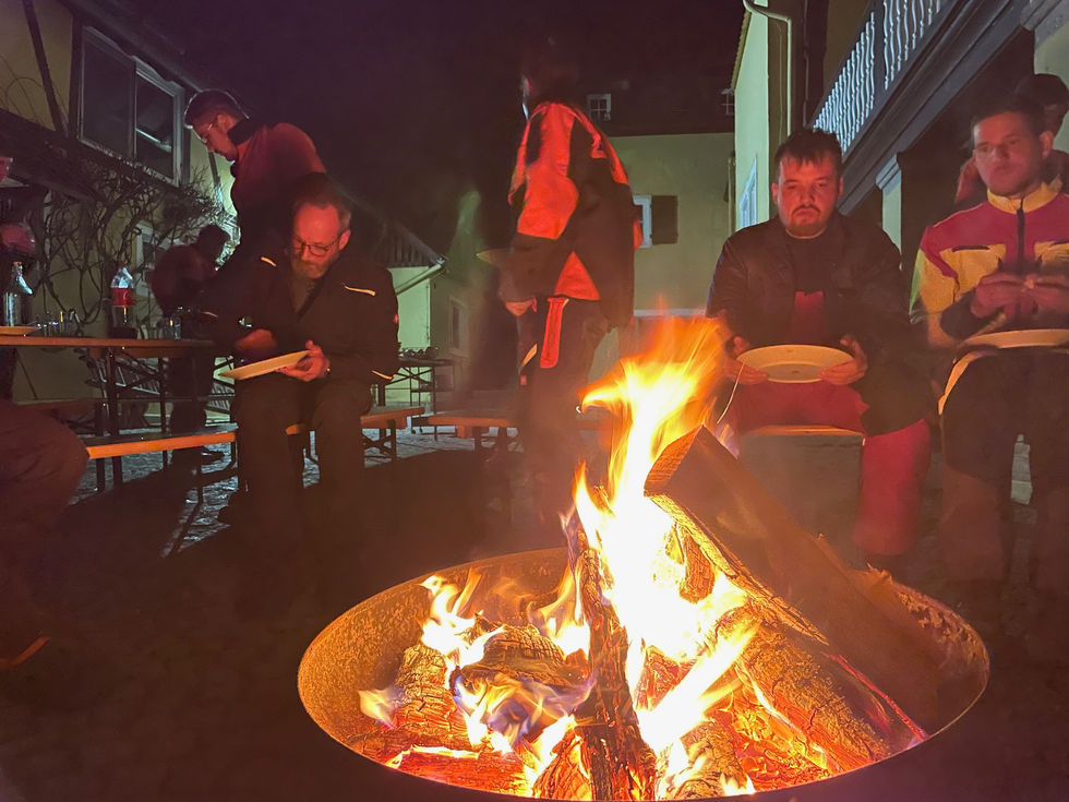 Lagerfeuer nach getaner Arbeit in Gefährdetenhilfe Oberkich (Weitblick)