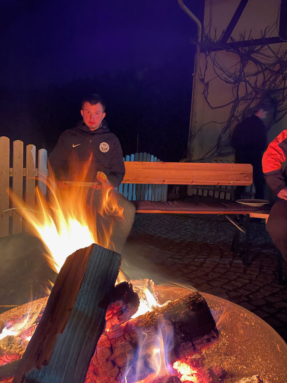 Lagerfeuer nach getaner Arbeit in Gefährdetenhilfe Oberkich (Weitblick)