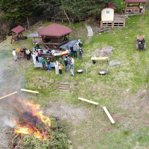 Jugendliche und Bewohner sitzen gemeinsam am Osterfeuer auf Gut Waldhof und genießen Gemeinschaft in gemütlicher Abendstimmung.