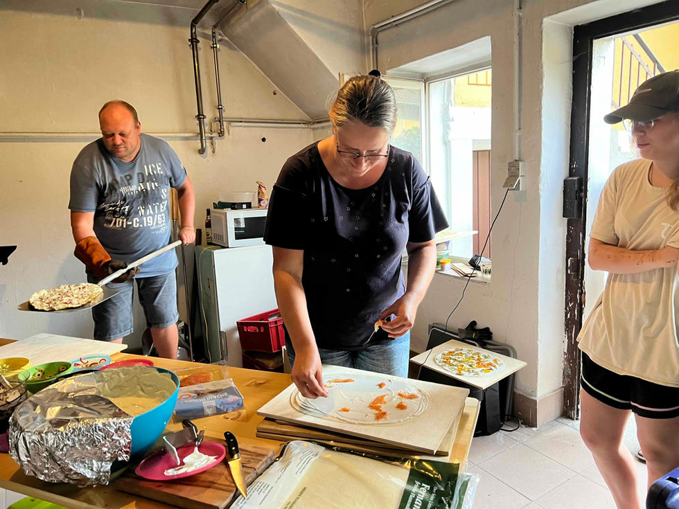 Bauprojekt der Suchthilfe: Errichtung eines Holzunterstands mit Platz für 100 Ster Holz.