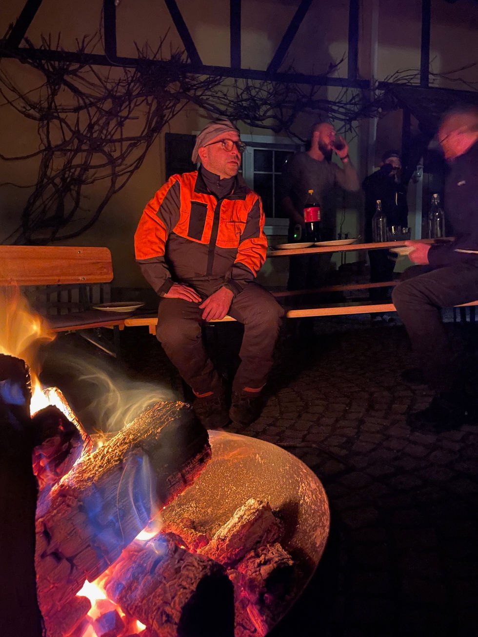 Lagerfeuer nach getaner Arbeit in Gefährdetenhilfe Oberkich (Weitblick)