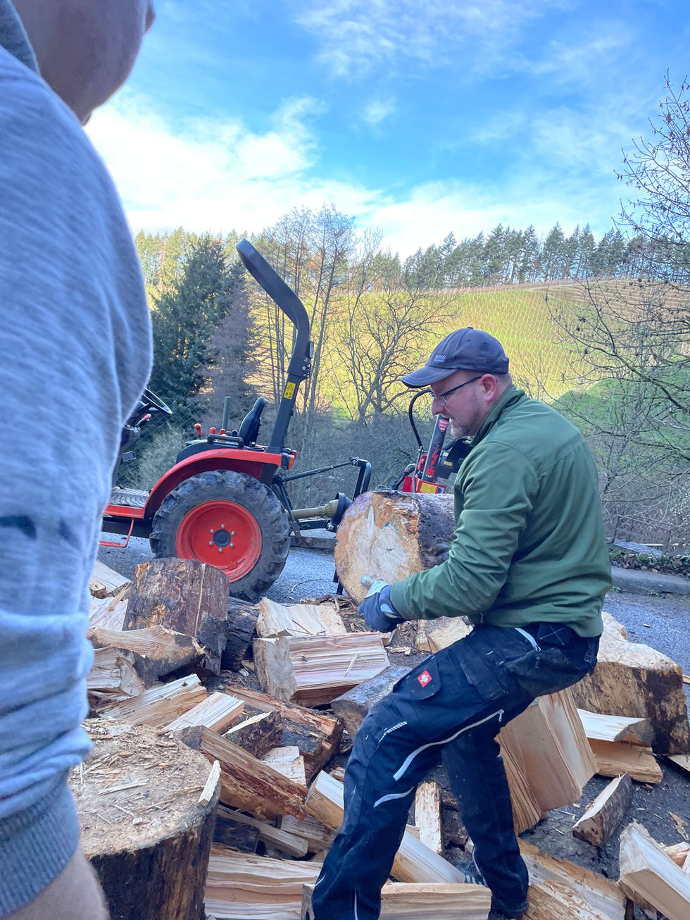 Aufgestapeltes Holz als Ergebnis der Arbeit der Gefährdetenhilfe. Strukturierte Lagerung unterstützt die Wintervorbereitung.