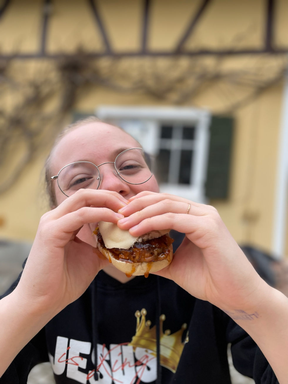 Zucker serviert heißes Essen aus der Mobilen Küche – Stärkung für das fleißige Waldteam in Oberkirch.