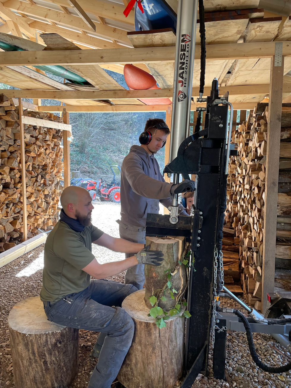 Holzspalten in der Gfh Weitblick in oberkich