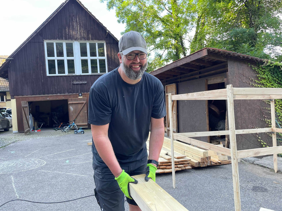 Holzunterstand für 100 Ster Holz wird von Freitag bis Samstag in der Suchtklinik errichtet.