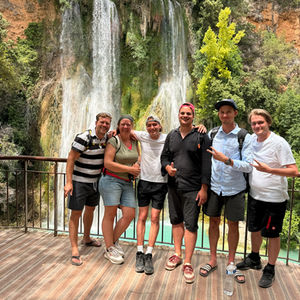Teilnehmer der pädagogischen Erlebniswoche in der Verdon-Schlucht beim Canyoning. Christliche Wohngruppe erlebt Gemeinschaft, Natur und geistliche Impulse aus dem Buch „Helden. Helfer. Hintermänner.“
