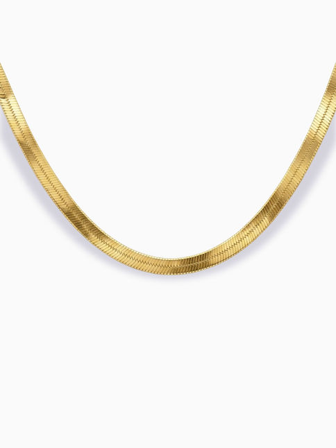 Goldene Gloria Halskette aus Edelstahl – flache, breite Herringbone-Schlangenkette auf weißem Grund.