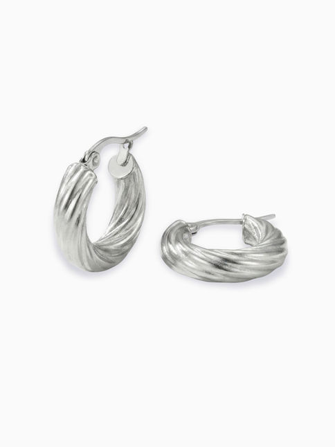 Silberne Lauren Creolen (S) aus Edelstahl – 2,0 cm Durchmesser mit markanter geschwungener Spiral-Struktur auf weißem Grund.