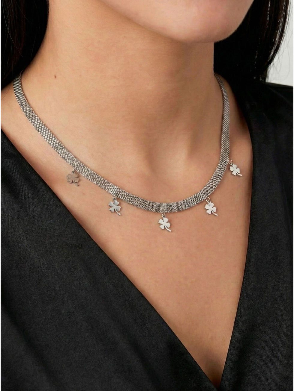 Detailansicht der silbernen Eloise Halskette am Dekolleté – wasserfester Edelstahlschmuck für einen eleganten Look.