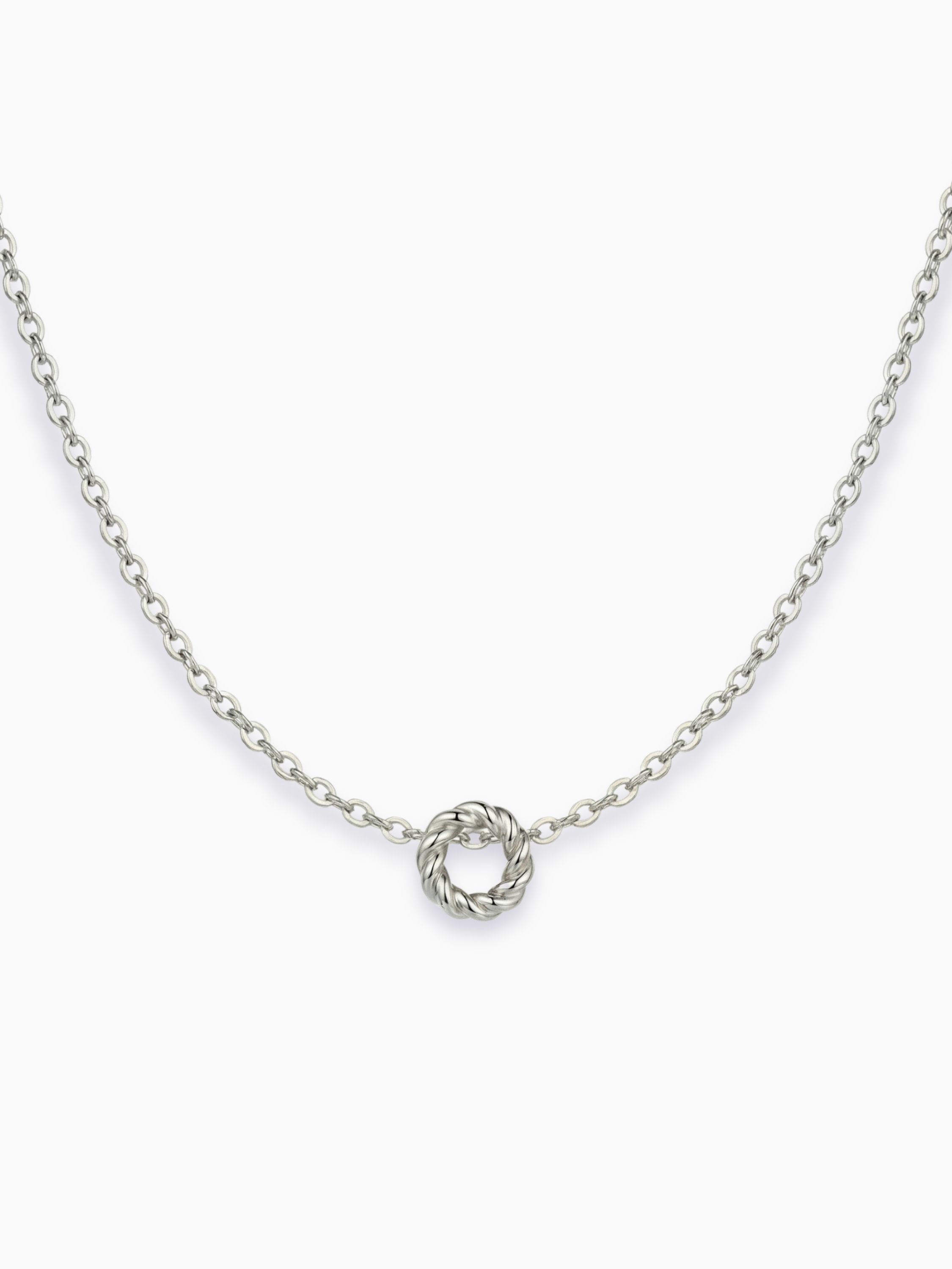 Silberne Alma Halskette aus Edelstahl mit einem filigranen, gedrehten Ring-Anhänger auf weißem Grund.