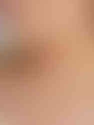 Detailansicht der Elysian Herz-Halskette am Dekolleté – eleganter Schlangenketten-Look in Gold für den Alltag.