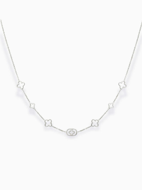 Silberne Selene Halskette aus Edelstahl – minimalistisches Design mit Kleeblatt-Cut-outs.