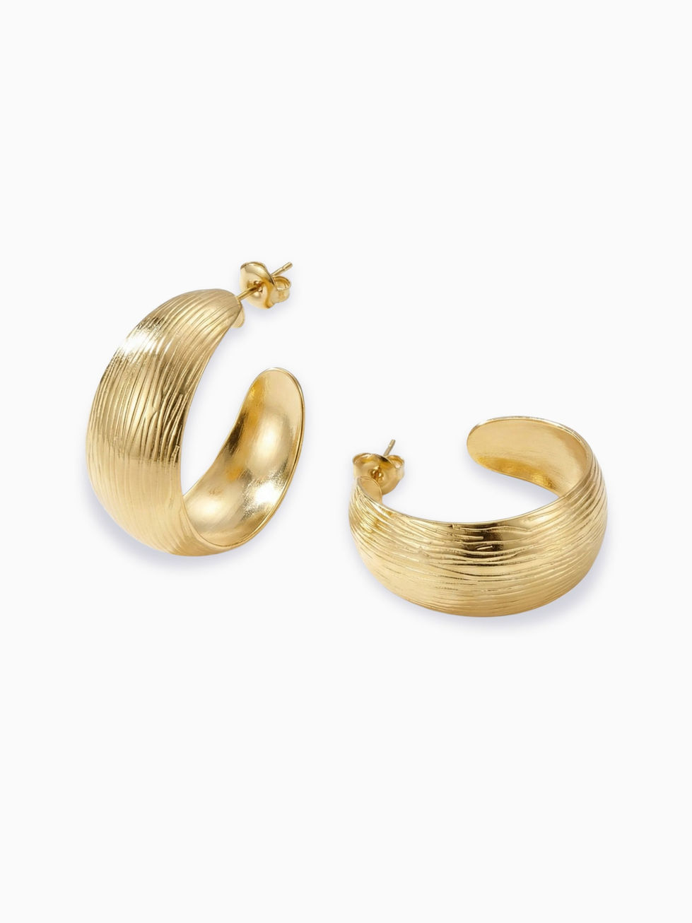 Goldene Sylvaris Hoops aus Edelstahl – bauchige Form mit markanter horizontaler Bürsten-Textur auf weißem Grund.