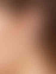 Cira Halbmond-Ohrringe in Silber am Ohr getragen – zeigt die Größe und das Design.