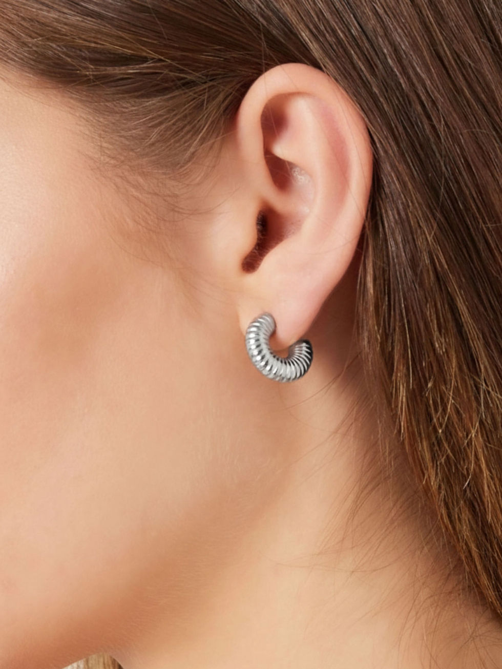 Cira Halbmond-Ohrringe in Silber am Ohr getragen – zeigt die Größe und das Design.