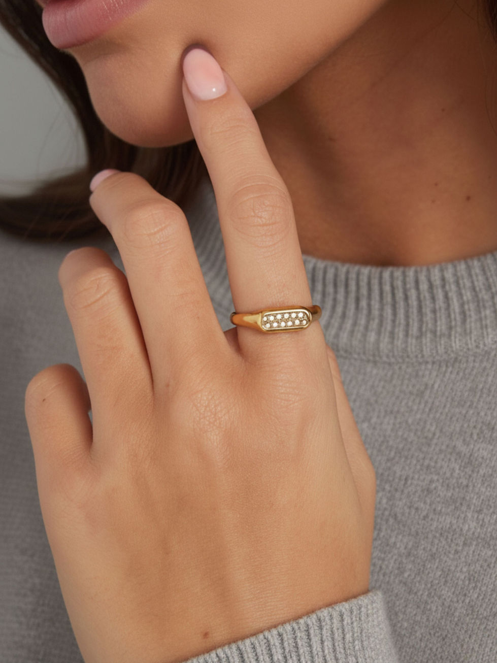Chiara Ring in Gold am Finger getragen – eleganter verstellbarer Ring mit funkelnden Strass von Sabibel.