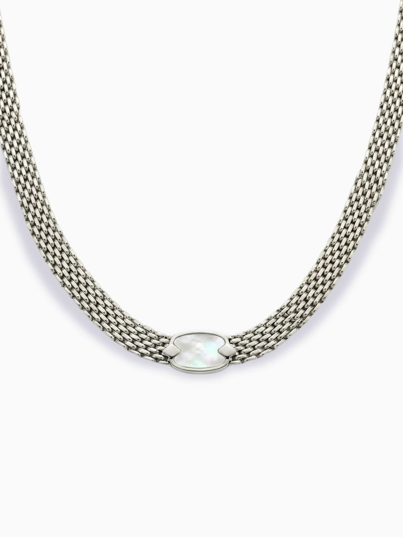 Silberne Lola Halskette aus Edelstahl – breites Mesh-Design mit weißem Perlmutt-Inlay.