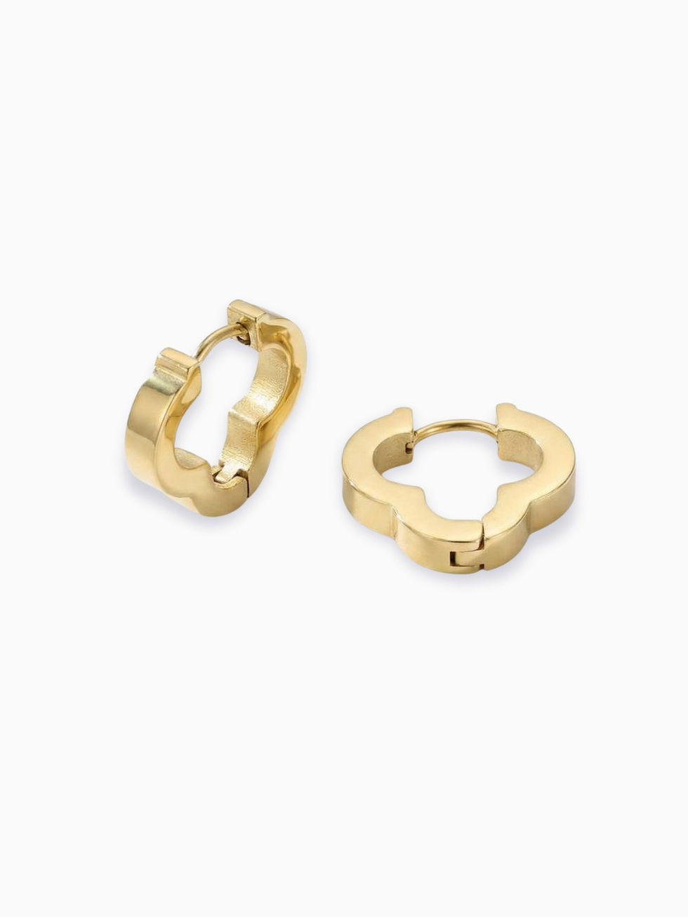 Goldene Lunaris Kleeblatt-Ohrringe aus Edelstahl – bauchiges Vierblatt-Design mit sicherem Klappverschluss auf weißem Grund.