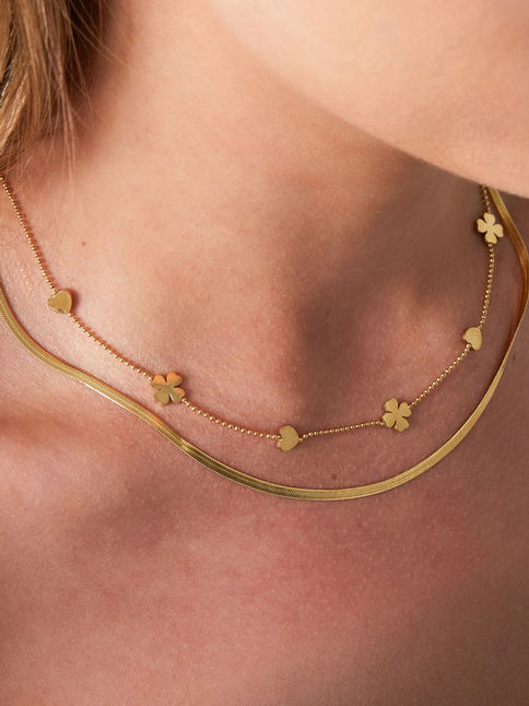 Miarel Halskette am Dekolleté getragen – Zweireihiger Layering-Look in Gold aus wasserfestem Edelstahl.