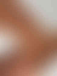 Detailaufnahme des Merisa Blumen Armbands in Gold am Handgelenk – Wasserfester floraler Edelstahlschmuck.