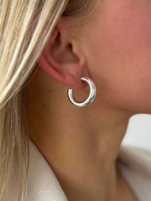 Silberne Lia Creolen am Ohr getragen – minimalistischer und eleganter Stil aus echtem Silber.