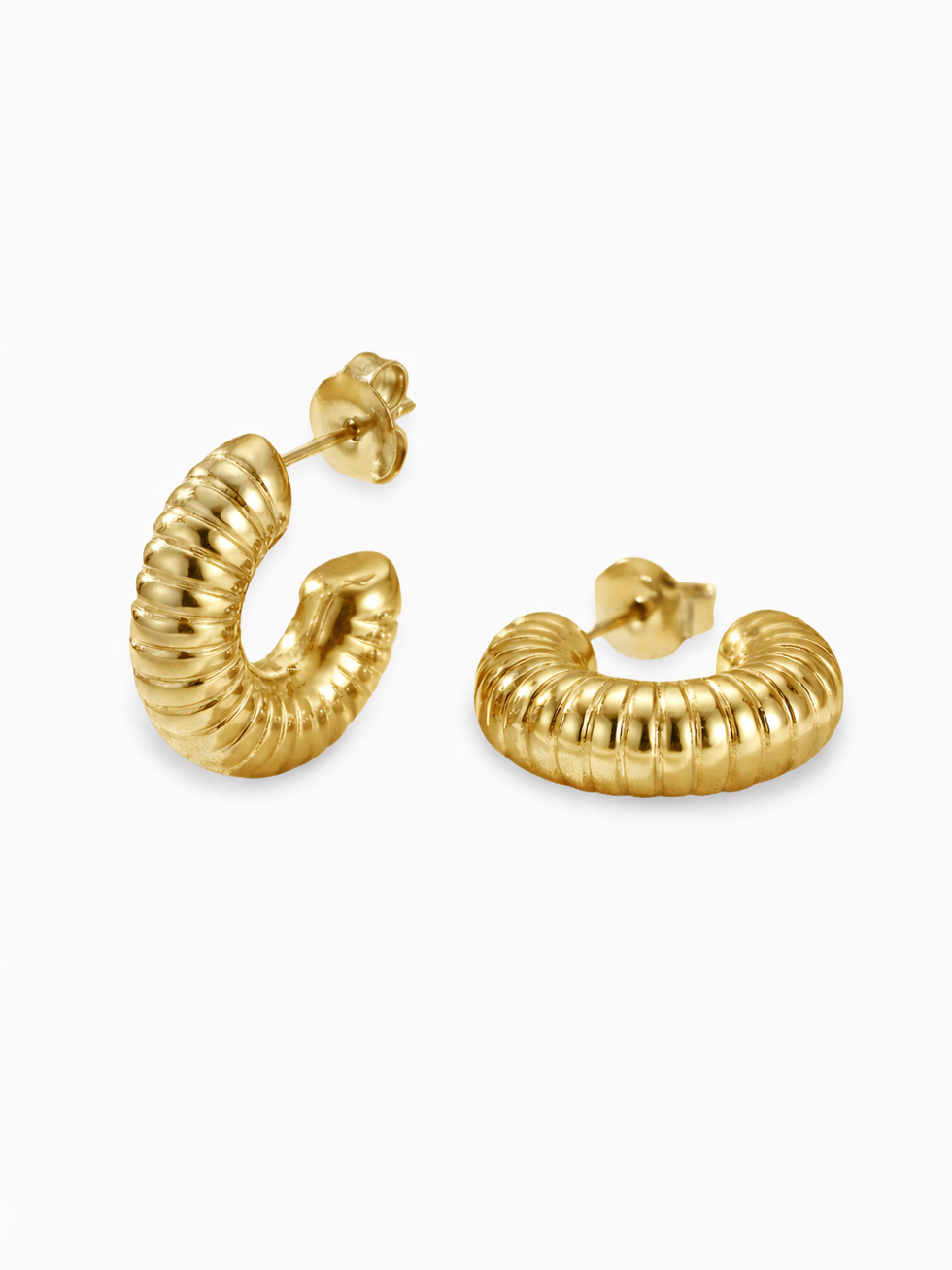 Sabibel Cira Ohrringe Gold: Minimalistische Edelstahl-Ohrstecker im Halbmond-Design auf weißem Hintergrund.