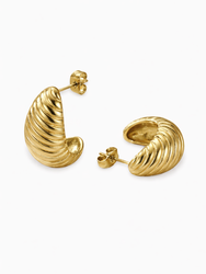 Goldene Zariah Halbcreolen aus Edelstahl – geometrische Form mit markanter Rippen-Struktur auf weißem Grund.