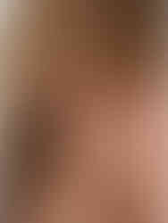 Detailansicht der goldenen Eldoria Ohrringe am Ohr getragen – markantes Statement-Design mit glänzendem Finish.