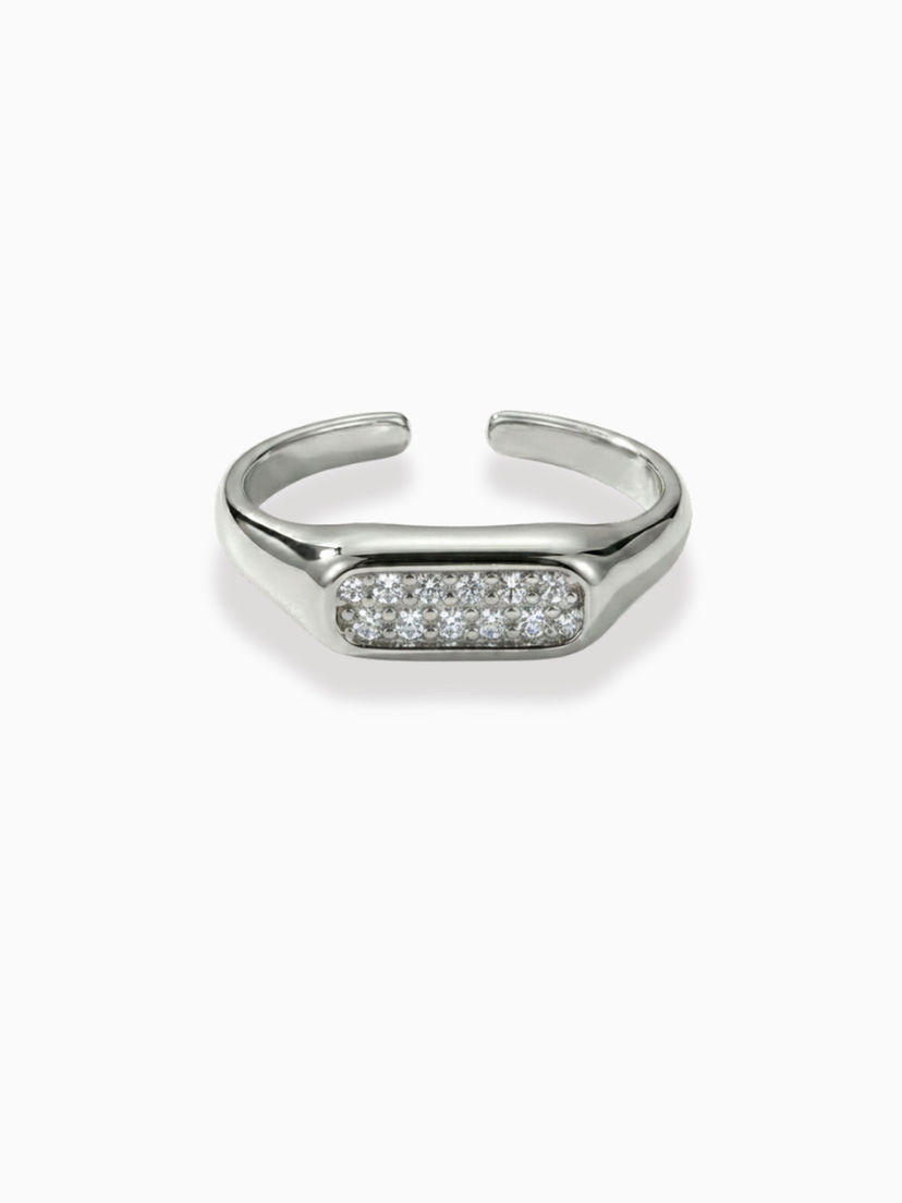Sabibel Chiara Ring Silber: Moderner, verstellbarer Edelstahl-Siegelring mit glitzernden Strasssteinen.