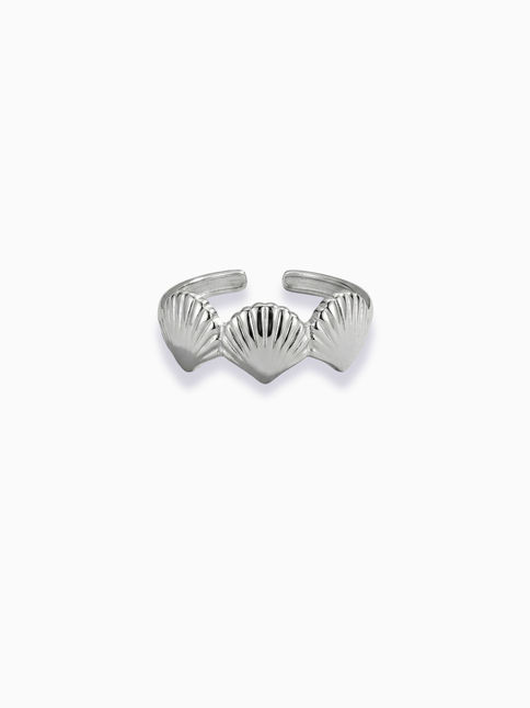 Silberner Cassiana Ring aus Edelstahl mit detailliertem Muschel-Design und offener Ringschiene auf weißem Hintergrund.