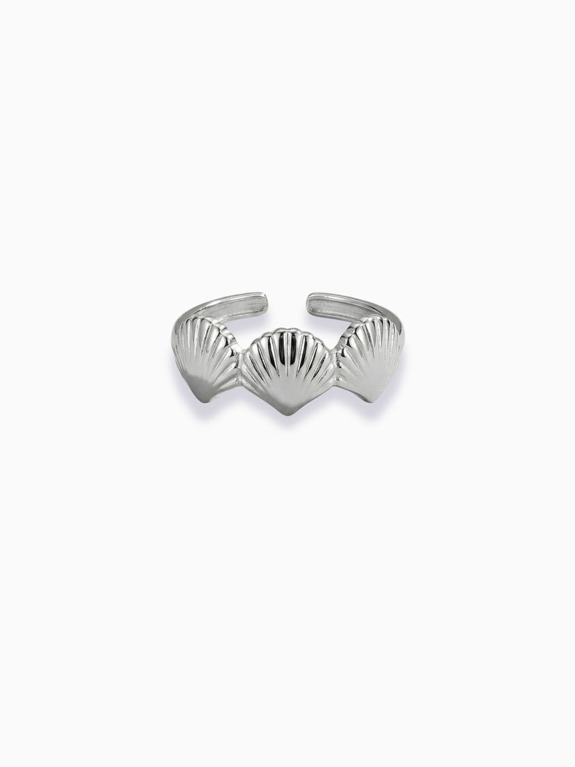 Silberner Cassiana Ring aus Edelstahl mit detailliertem Muschel-Design und offener Ringschiene auf weißem Hintergrund.