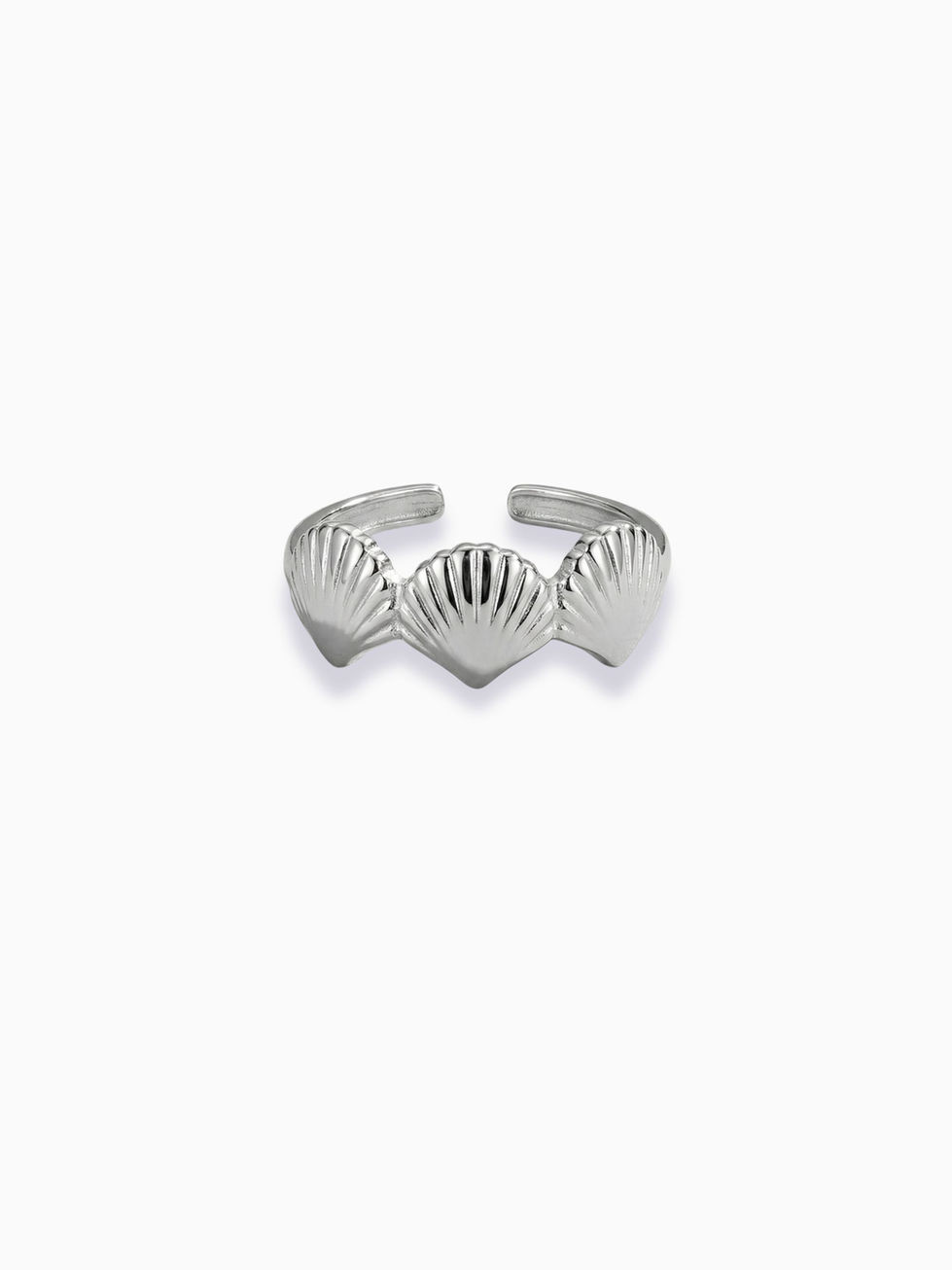 Silberner Cassiana Muschelring aus Edelstahl mit detailliertem Muschel-Design und offener Ringschiene auf weißem Hintergrund.