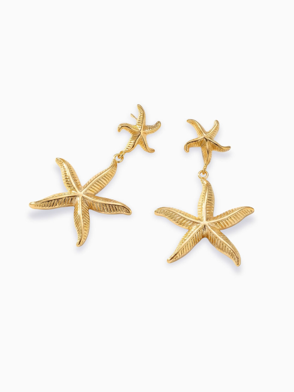 Goldene Florina Seestern-Ohrringe aus Edelstahl – hängendes Doppel-Seestern-Design mit detailreicher Textur auf weißem Grund.