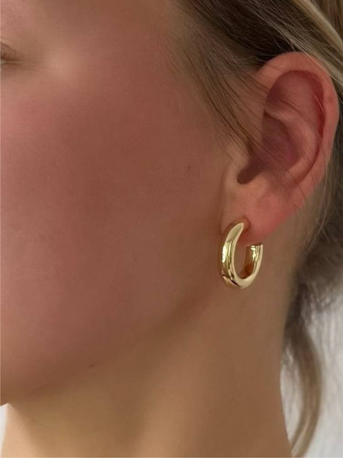 Goldene Lia Creolen am Ohr getragen – klassischer, hochwertiger Echtschmuck-Look von Sabibel.