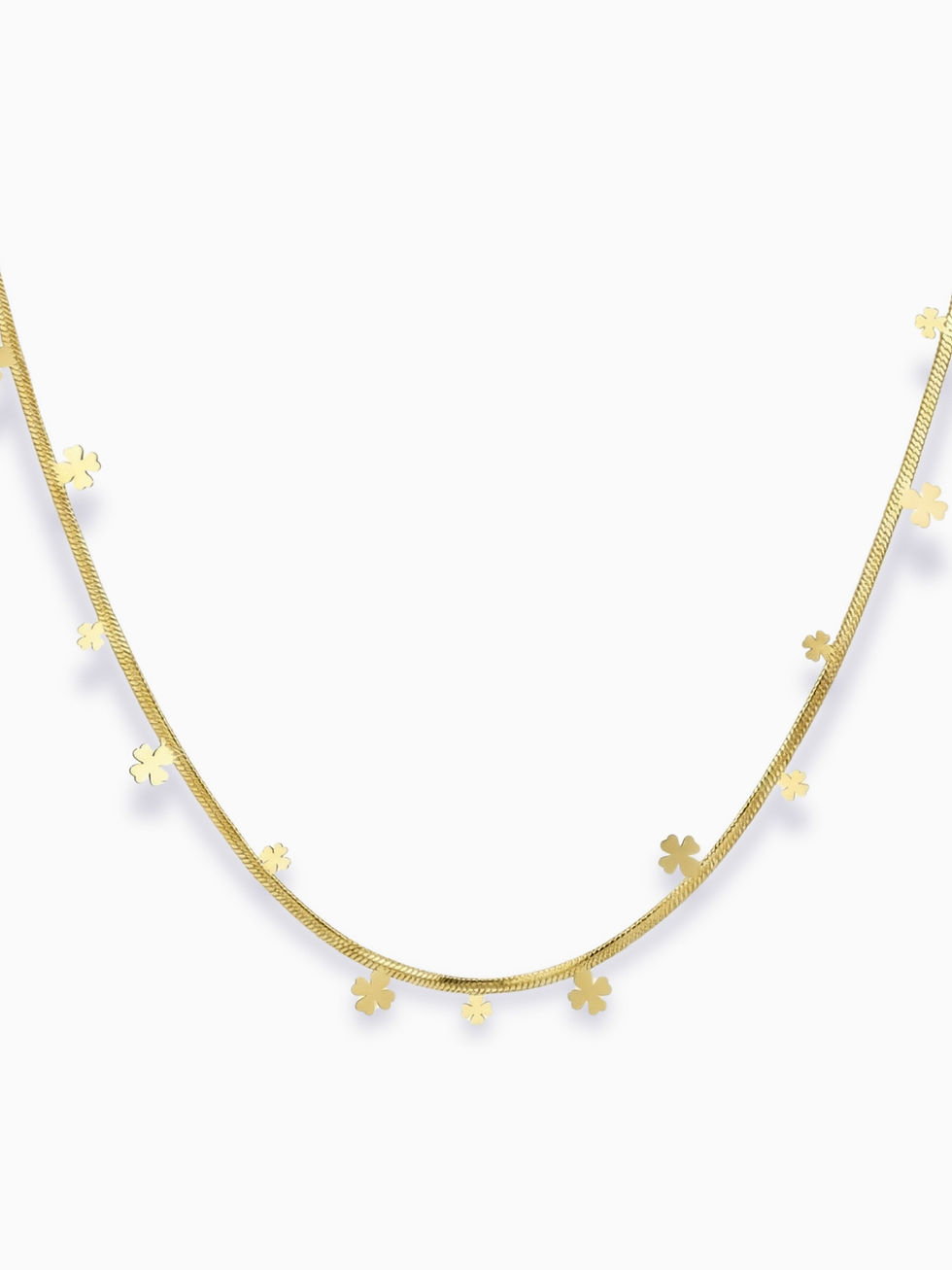Goldene Cormela Halskette aus Edelstahl – flache Schlangenkette mit filigranen Kleeblatt-Anhängern auf weißem Grund.