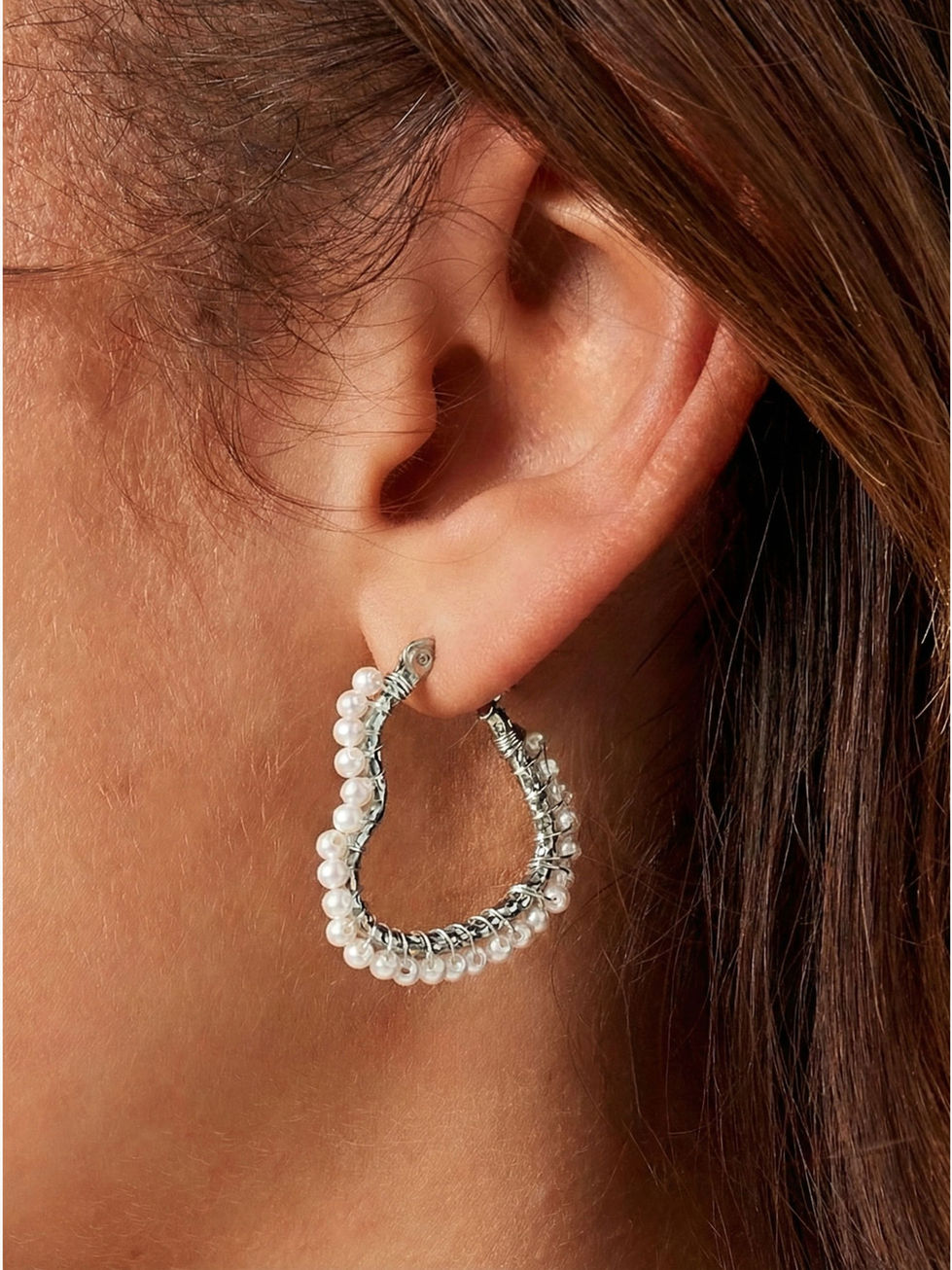 Die silberne Variante der Piorella Ohrringe am Ohr – zeitloser, strukturierter Perlen-Schmuck für moderne Styles.