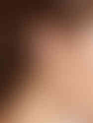 Detailansicht der goldenen Velora Perlen-Creolen am Ohr getragen – elegantes, großformatiges Design für einen luxuriösen Look