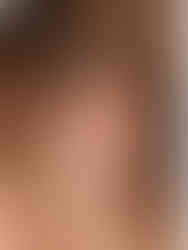 Die silberne Variante der Fiorella Creolen am Ohr – zeitloser, massiver Edelstahlschmuck für moderne Styles.