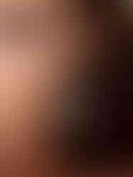 Detailansicht der Miravelle Kaskaden-Ohrringe am Ohr getragen elegantes Zusammenspiel aus weißer Muschel und goldene Elemente