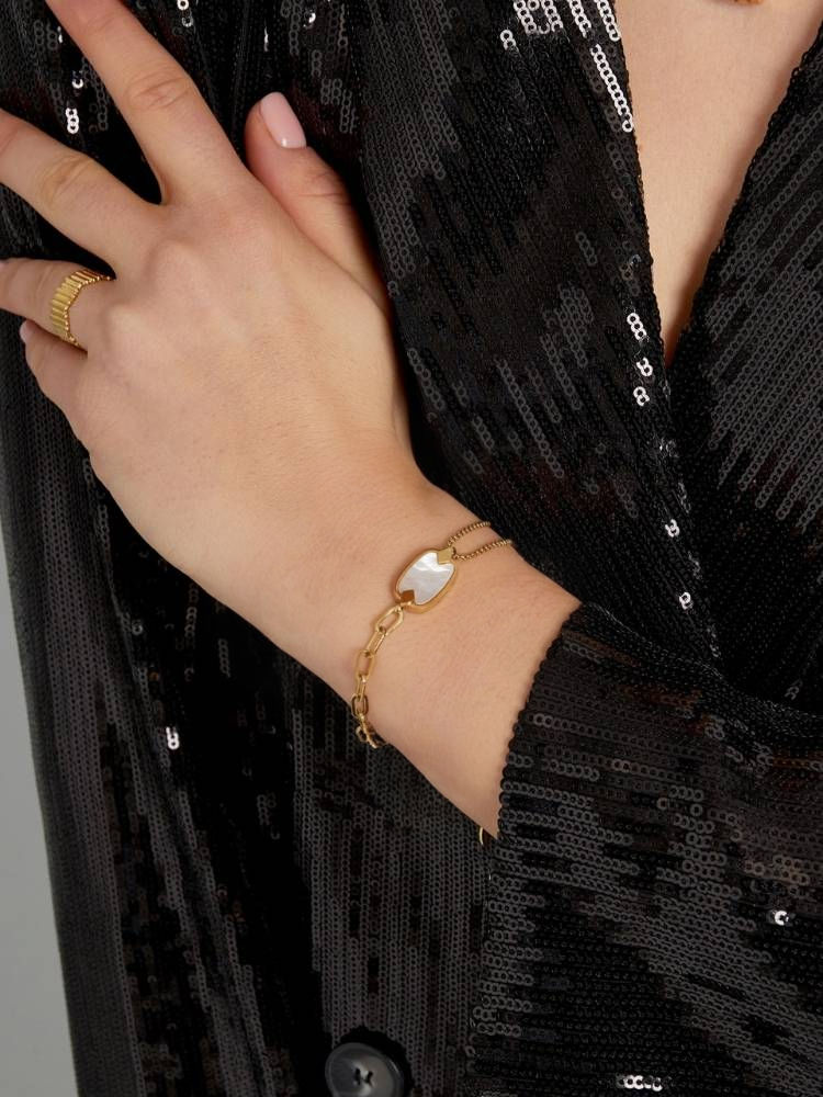 Matilda Vintage Armband in Gold am Handgelenk getragen – Edler Perlmuttschmuck aus wasserfestem Edelstahl.