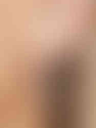 Markante eckige Silber-Creolen von Sabibel am Ohr getragen – modernes, minimalistisches Design.