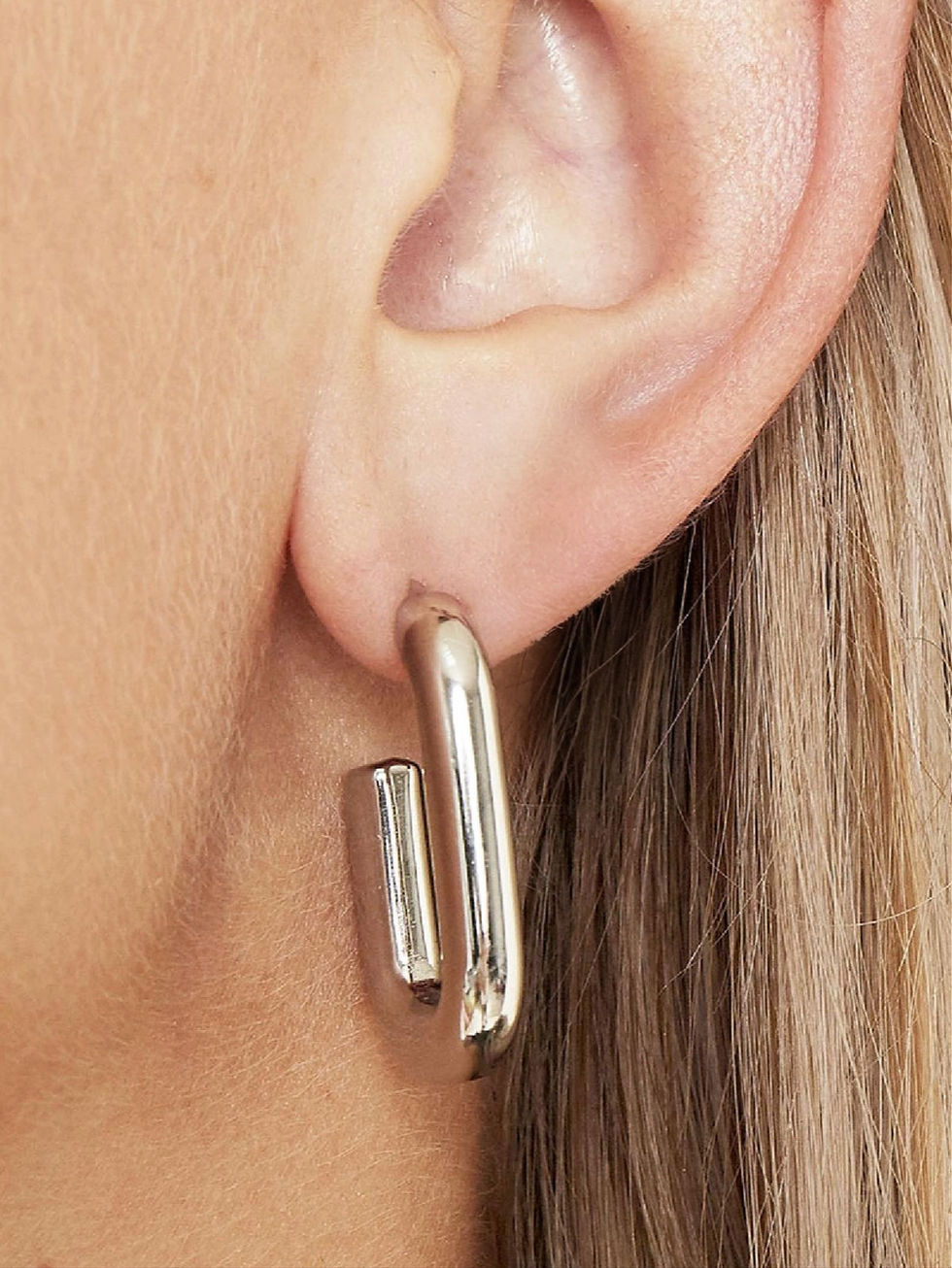 Markante eckige Silber-Creolen von Sabibel am Ohr getragen – modernes, minimalistisches Design.